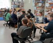 Председатель Нукутской территориальной избирательной комиссии показывает учащимся 5 А класса Новонукутской средней школы технологическое оборудование для проведения голосования