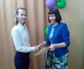 Председатель УИК № 895 Шеметова Е.С. вручила грамоту и приз Цыбун Виталине победительнице конкурса кроссвордов